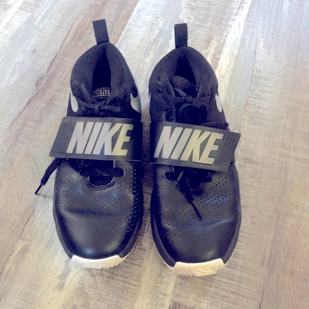 Nike team hustle D8 black boys sneakers